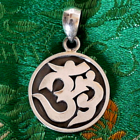 серебряный медальон со знаком ом