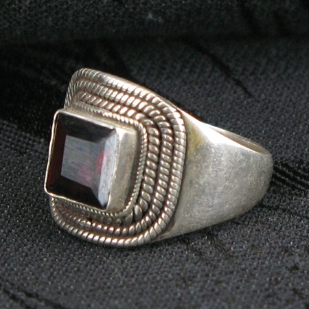 серебряное кольцо с гранатом перстень