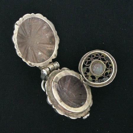 старинная ароматница, медальон, открывающийся медальон, индийские украшения, старинные украшения, древние украшения