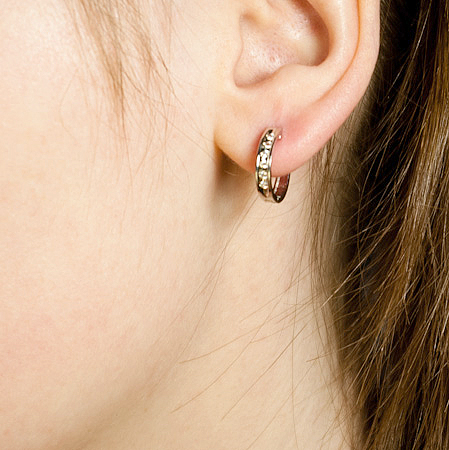 Серьги-кольца с фианитами вид в ухе