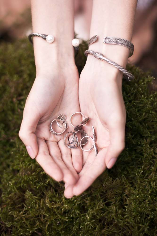 серебряные кольца и браслеты