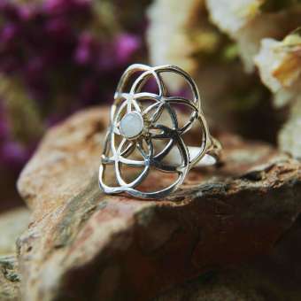 Кольцо-талисман с лунным камнем "Семя жизни"