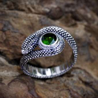 Серебряное кольцо с зеленым турмалином "Змея"