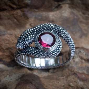 Серебряное кольцо с гранатом "Змея"