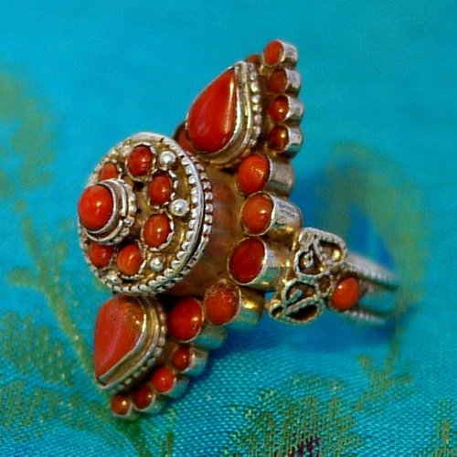 тибетский этнический серебряный перстень с тайником, украшенный кораллом