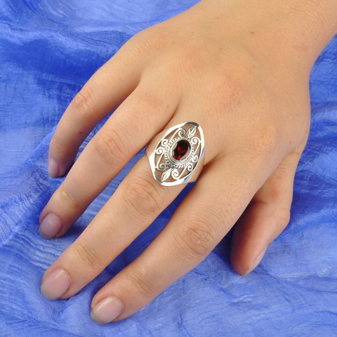 серебряное кольцо с гранатом, резное кольцо, этнические украшения из серебра, украшения из Непала, непальские украшения