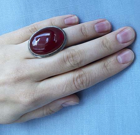 кольцо со стеклом на руке