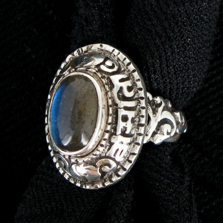 перстень с лабрадоритом, кольцо с лабрадором, тибетские украшения, этника кольцо с мантрой, древние украшения