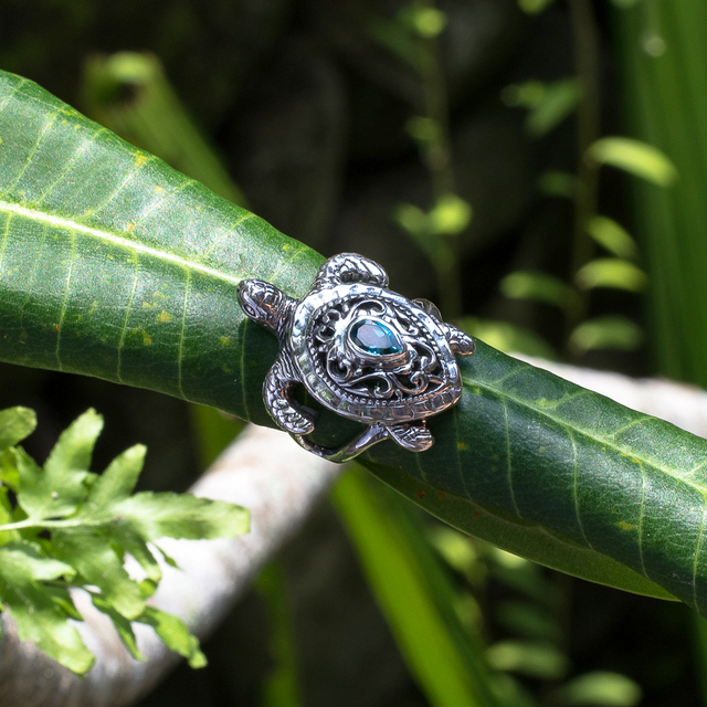 кольцо с голубым топазом в виде черепахи