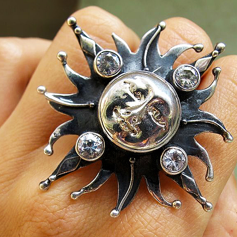 Серебряное кольцо в виде солнца с цирконами