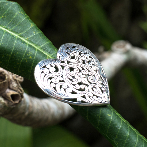 крупное серебряное кольцо с растительным узором в форме Сердца