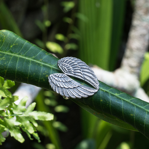 серебряное кольцо в форме крыльев