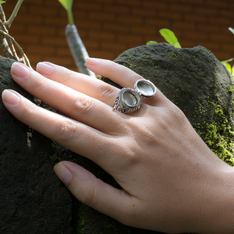 кольцо с аметистом с тайником в открытом состоянии
