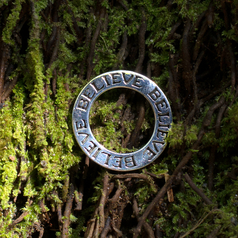 серебряное кольцо-подвеска без камней с надписью "Believe"