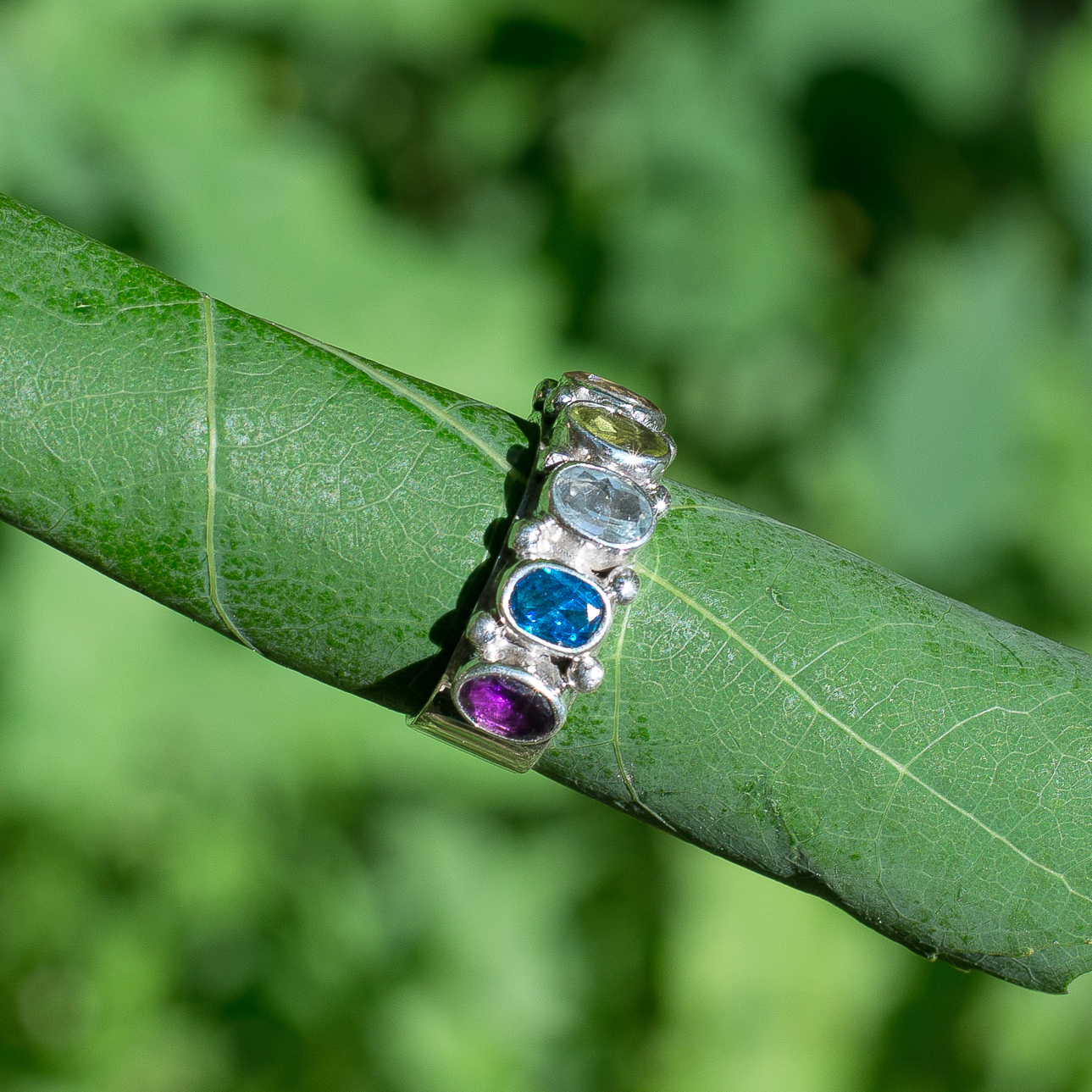 серебряное кольцо с разноцветными камнями