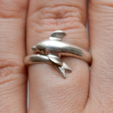 кольцо в виде дельфина