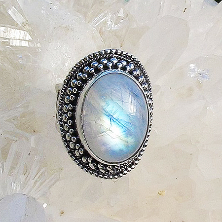 Перстень с лунным камнем овальной формы