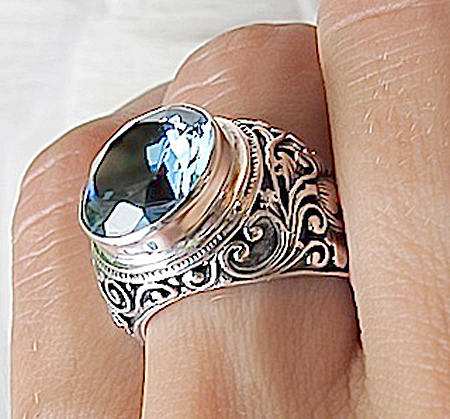 кольцо с голубым балийским топазом