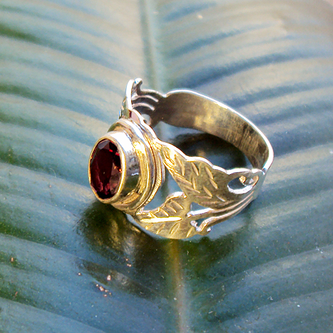 серебряное кольцо с гранатом и листьями в технике джали