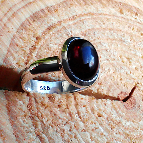 Овальное кольцо с кабошоном граната