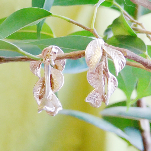 серьги-пусеты в виде веточки с листьями