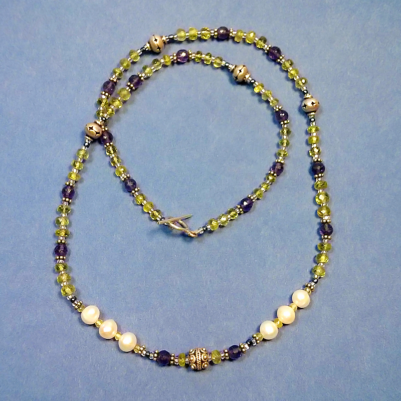 Ожерелье с аметистом, хризолитом и жемчугом "Лавандовый луг"