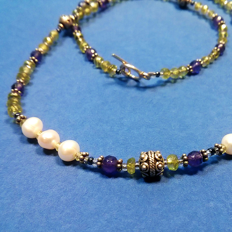 Ожерелье с аметистом, хризолитом и жемчугом "Лавандовый луг"