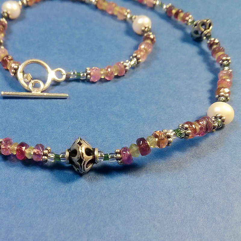 Ожерелье с разноцветными турмалинами и жемчугом "Ягодное"