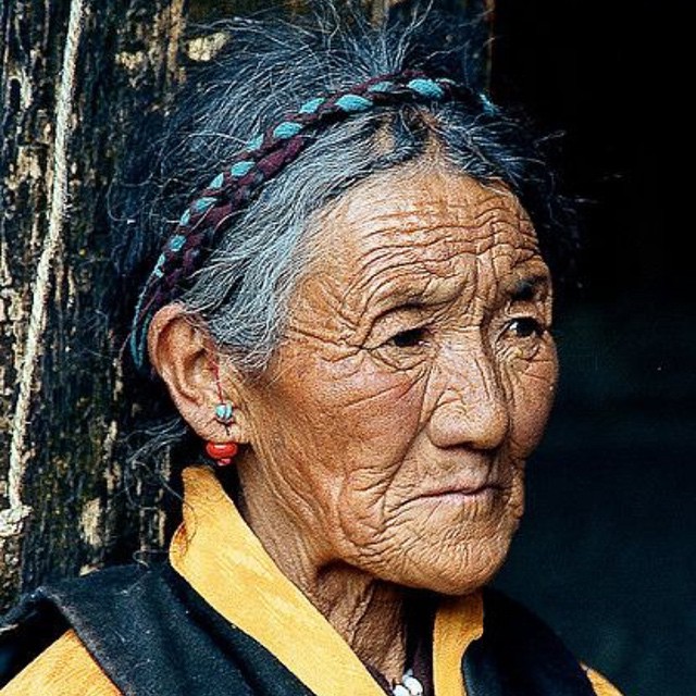 тибетская бабушка в серьгах tribales
