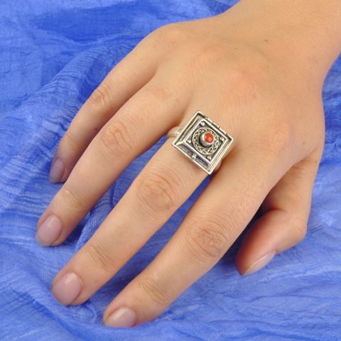открывающийся перстень, кольцо с секретом, старинные украшения, древние украшения, этнические украшения, серебро ручной работы, кольцо с кораллом, непальское серебро, 