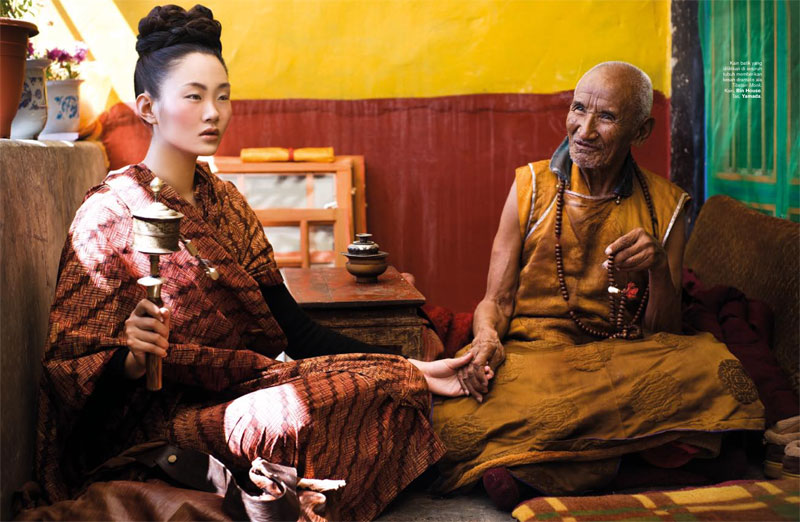 тибетская девушка с ламой