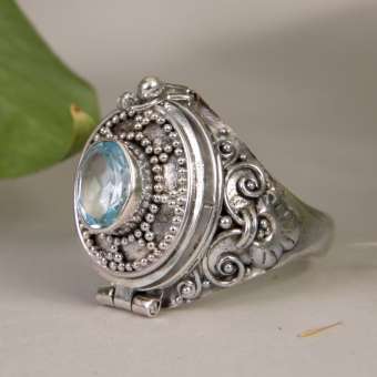 Перстень-тайник с топазом "Анжелика и король"