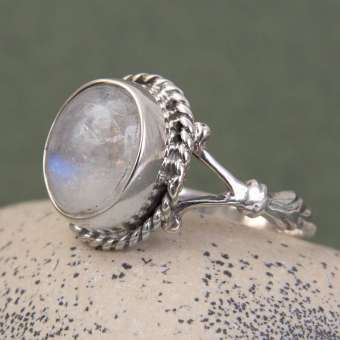 Кольцо с лунным камнем "Юнона"