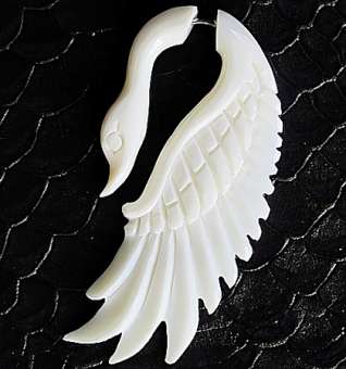 Серьга-обманка белая "Лебедь"