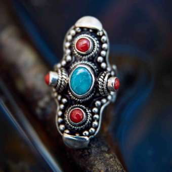 Тибетское кольцо с бирюзой и кораллом "Сангье"