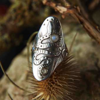 Серебряное кольцо с лунным камнем "Великий змей"