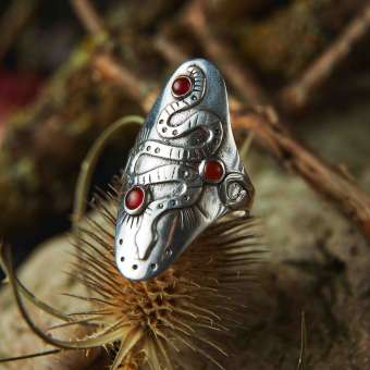 Серебряное кольцо с сердоликом "Великий змей"