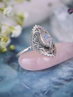 Серебряное кольцо ручной работы с лунным камнем "Кавита"