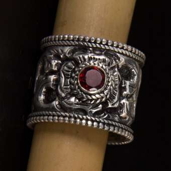 Тибетское кольцо с гранатом "Лхаса"