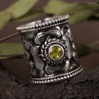 Тибетское кольцо с хризолитом "Лхаса"