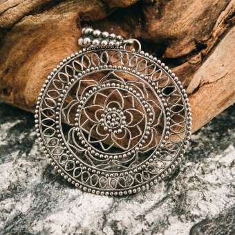 Ажурный медальон "Солнечный цветок"