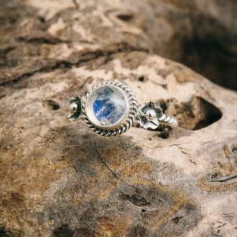 Кольцо с лунным камнем "Весна"