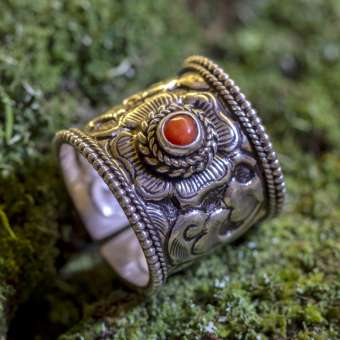 Тибетское кольцо с кораллом "Лхаса"