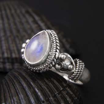 Кольцо с лунным камнем "Капля амриты"