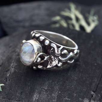 Перстень с лунным камнем "Тайна Дракона"