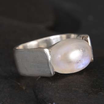 Перстень с лунным камнем "Зира"