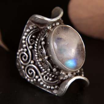 Перстень с лунным камнем "Еше Цогьял"