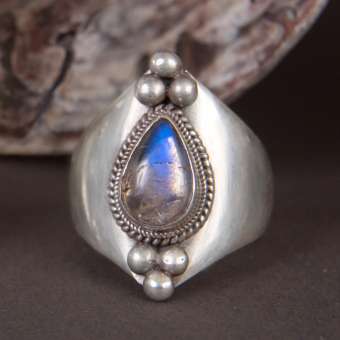 Перстень с лунным камнем "Сома"