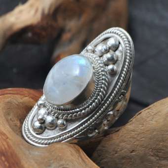 Перстень с лунным камнем "Владычица Гор"